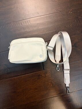 Lululemon everywhere cross body bag 2L